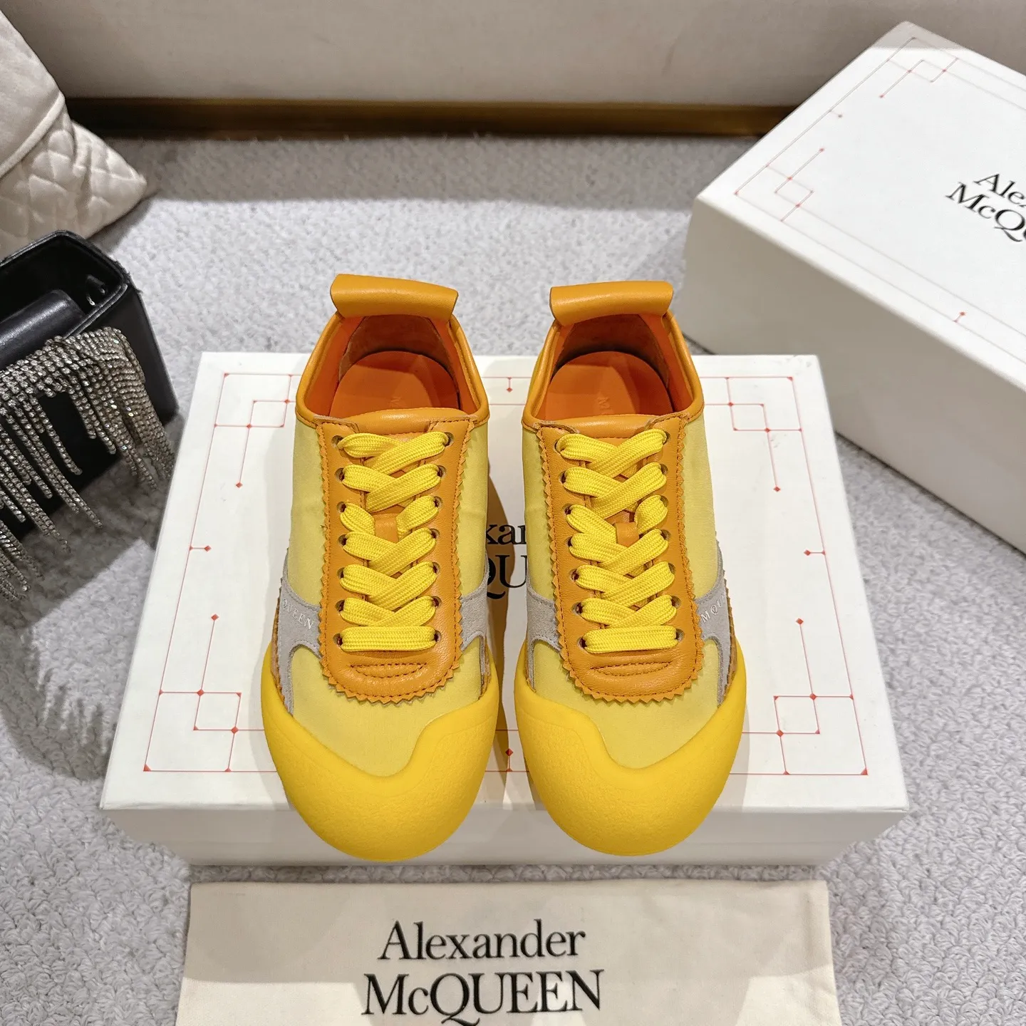 👟👟Ex-factory price 600👟👟 Men's size +10 2025 McQueen's new AIexanderMcQUEEN✅ The original quality has been certified! The original version is reproduced 1:1, and the latest lace-up casual shoes are released simultaneously. • McQueen logo • Round toe box • Lightweight segmented sole design, made of imported stretch breathable fabric + grained cowhide, soft inner lining and insole, comfortable for walking and not stuffy on the feet. Five colors: black/white·white·off-white·black/brown·yellow Fabric: grained cowhide + stretch fabric + cow suede Insole: imported sheepskin Women’s model: 35–40 (40 for women is not returnable) Men’s model: 39–45 (45 for men is not returnable)
